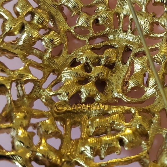 Gold color Vintage bracelet and vintage Sarah Coventry brooch - Picture 12 of 13